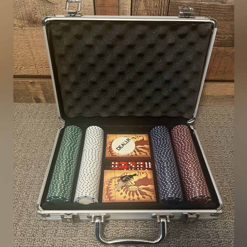 SAGO 200 PC Poker Set 11.5g Chips 2 Decks 5 Dice Dealer Button Aluminum Case KEY